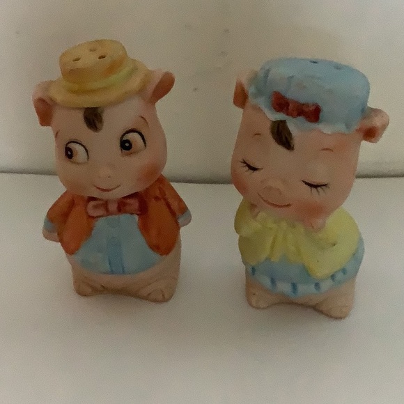 Vintage Bisque Handpainted Flirting Boy & Blushing Girl Pig Salt & Pepper Shaker - Picture 2 of 6